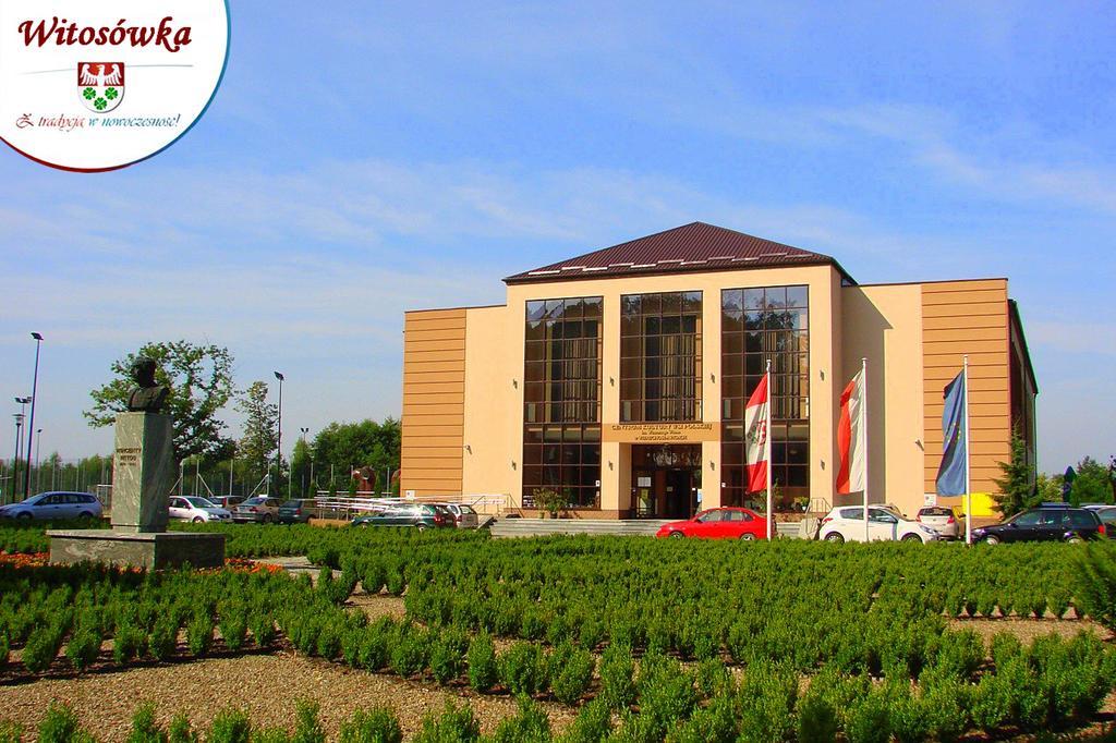 Pokoje Goscinne W Centrum Kultury Wsi Polskiej Wierzchoslawice Bagian luar foto