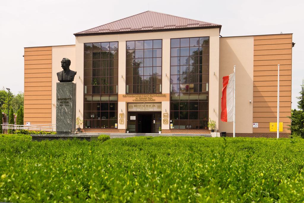 Pokoje Goscinne W Centrum Kultury Wsi Polskiej Wierzchoslawice Bagian luar foto